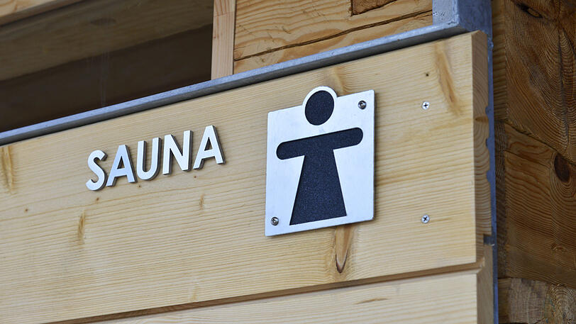 Der Polizist erkannte den Straftäter in der Sauna und nahm in fest.