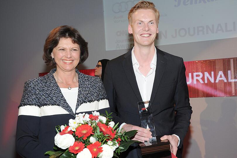 Claas Relotius freut sich 2014 seiner Laudatorin Ilse Aigner über die Ehrung als "CNN Journalist of the Year 2014".
