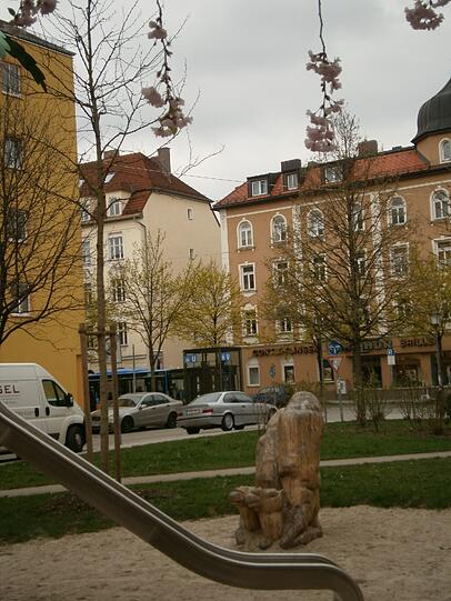 Am Jakob-Gelb-Platz blüht es jetzt auch rosa.