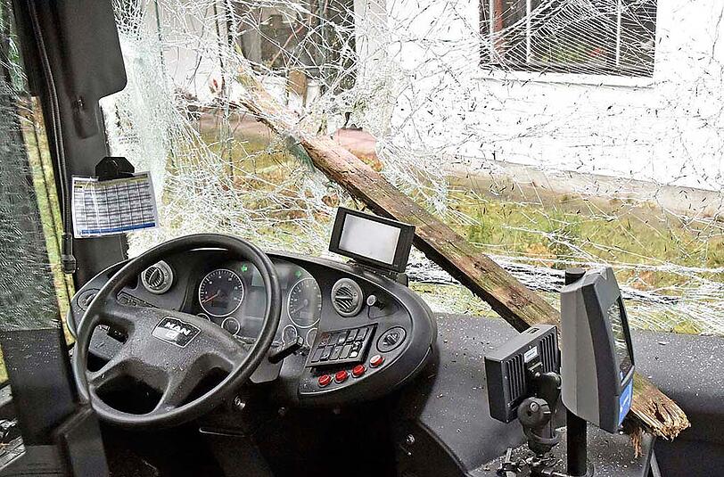 Die Bilder vom Verkehrsunfall in Waldtrudering: Ein Transporter kolldierte mit einem Linienbus, der nach dem Zusammenstoß in einem Vorgarten zum Stehen kam.