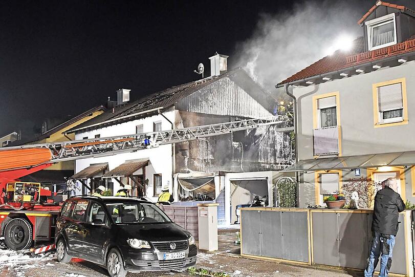 Das Feuer griff von der Garage auf das angrenzende Wohnhaus über.
