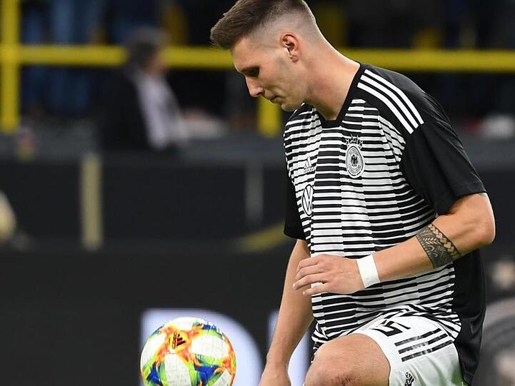 Niklas Süle beim Aufwärmen vor dem Spiel. Foto: Federico Gambarini/dpa