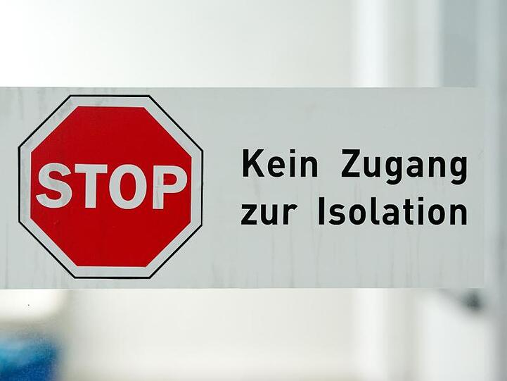 Isolierstation: Experten nehmen an, dass es auch in europäischen Ländern längst weitere Infektionsketten geben könnte, von denen bisher niemand ahnt - auch in Deutschland.