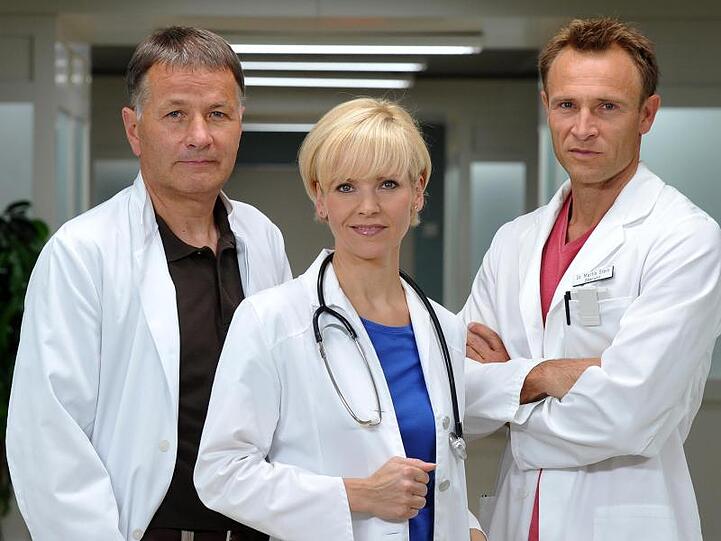 Die Schauspieler Thomas Rühmann (l-r), Andrea Kathrin Loewig und Bernhard Bettermann arbeiten in der Leipziger Sachsenklinik - mit immensen Erfolg.