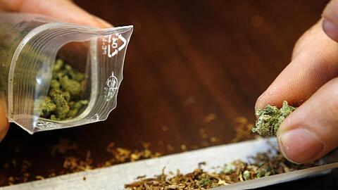 Ein Münchner Arzt hat hunderte Male Cannabis-Rezepte ausgestellt ohne medizinischen Grund. Jetzt muss er dreieinhalb Jahre ins Gefängnis. (Symbolbild)