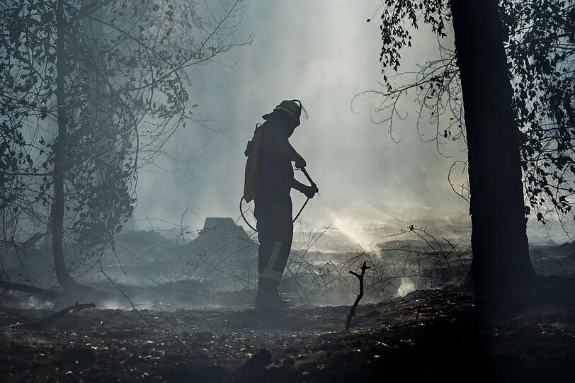 Feuerwehrleute kämpfen gegen einen Waldbrand in Hessen knapp vor der bayerischen Grenze. Feuerwehrleute kämpfen gegen einen Waldbrand in Hessen knapp vor der bayerischen Grenze.
