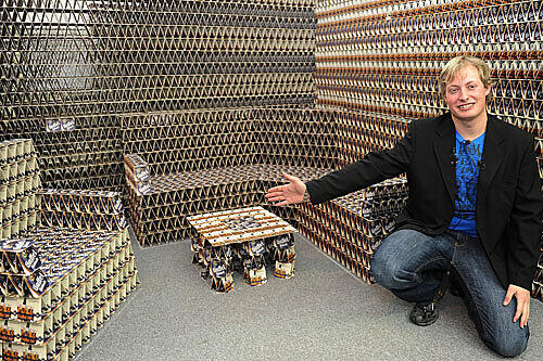 Sven Goebel in seinem Haus aus 300 000 Bierdeckeln.