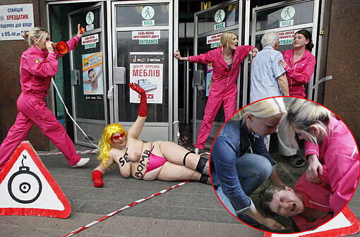 Sie haben es wieder getan: Vor einer U-Bahn-Station in Kiew protestieren nackte Femen-Aktivistinnen gegen die politischen Zustände in der Ukraine. Die Bilder.