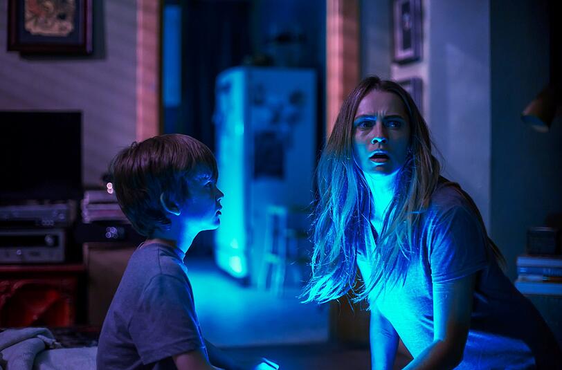 Gabriel Bateman (l) als Martin und Teresa Palmer als Rebecca in "Lights Out" Foto: Warner Bros. Entertainment