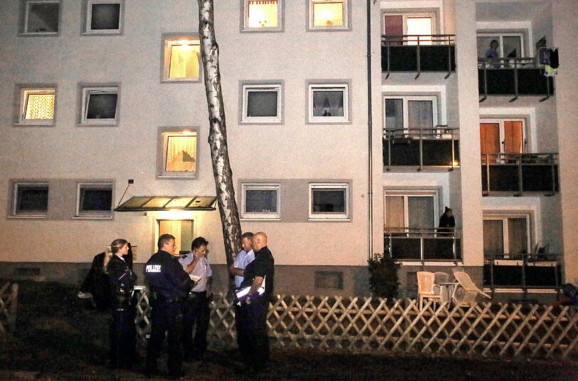 Polizisten stehen am Sonntagabend schockiert vor einer Bonner Wohnung. Dort haben sie soeben zwei Leichen entdeckt.