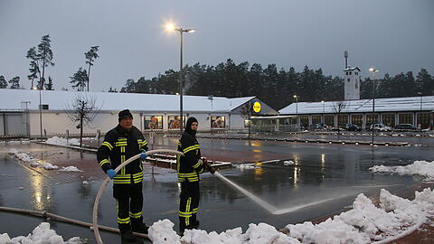 Seifig-schmierig statt wintertauglich - Die Feuerwehr musste am Dienstag helfen, den Fehler eines Winterdienstes auszumerzen.