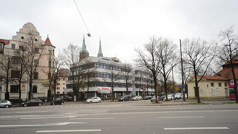 So sieht es heute am Bavariaring gegenüber dem Haupteingang zur Wiesn aus. Das graue Bürogebäude soll abgerissen werden. So sieht es heute am Bavariaring gegenüber dem Haupteingang zur Wiesn aus. Das graue Bürogebäude soll abgerissen werden.