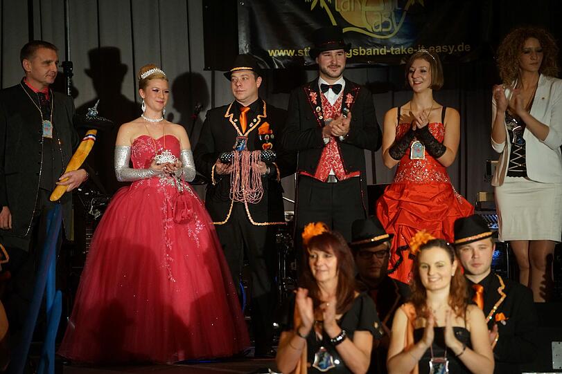 Hier werden Inthronisationsball Michael II. und Martina I. (links im Bild)gekrönt. Sie werden bei der Feier in Allach dabei sein.