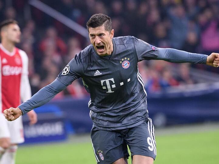 Robert Lewandowski jubelt über sein Tor zum 2:2.