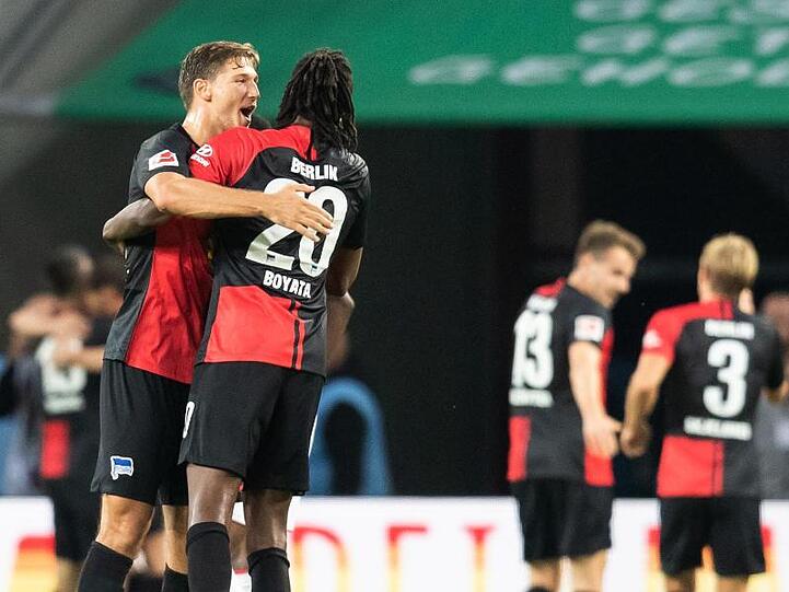 Die Berliner Niklas Stark (l) und Dedryck Boyata (2.v.l) freuen sich über das 3:0 in Köln.