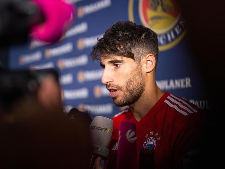 Javi Martinez, Fußballspieler beim FC Bayern, gibt während einer Sponsorenveranstaltung ein Interview. Foto: Lino Mirgeler/Archiv