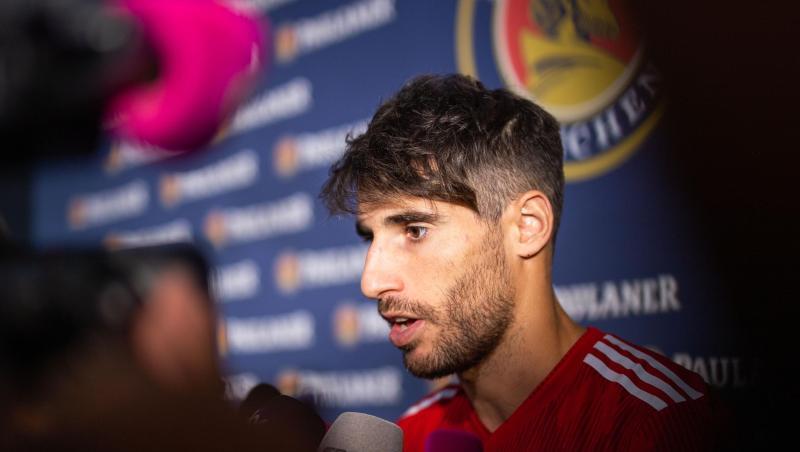 Javi Martinez, Fußballspieler beim FC Bayern, gibt während einer Sponsorenveranstaltung ein Interview. Foto: Lino Mirgeler/Archiv Javi Martinez, Fußballspieler beim FC Bayern, gibt während einer Sponsorenveranstaltung ein Interview. Foto: Lino Mirgeler/Archiv
