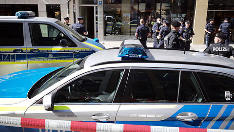 Polizisten vor dem Haus in der Sendlinger Straße, in der sich der Angriff ereignet hat.