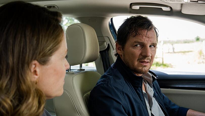 "Wir haben einen Deal": Frank (Felix Klare) ist verzweifelt - nur Ehefrau Sabina (Patricia Aulitzky) steht zu ihm.