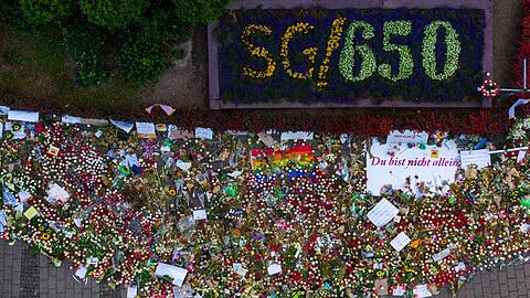 Blumen- und Lichtermeer nach dem Terroranschlag von Solingen. In Düsseldorf hat jetzt der Prozess gegen den mutmaßlichen Attentäter begonnen. (Archivbild)
