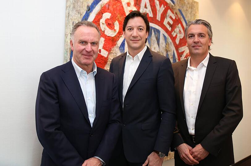 Rudolf Vidal (Mitte) ist neuer Managing Director des Büros des FC Bayern München in New York. Links: Vorstandsboss Karl-Heinz Rummenigge. Rechts: Jörg Wacker, Vorstand für Internationalisierung und Strategie.