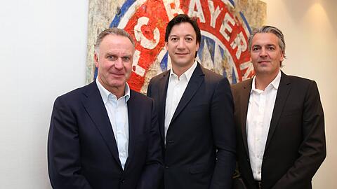 Rudolf Vidal (Mitte) ist neuer Managing Director des Büros des FC Bayern München in New York. Links: Vorstandsboss Karl-Heinz Rummenigge. Rechts: Jörg Wacker, Vorstand für Internationalisierung und Strategie.