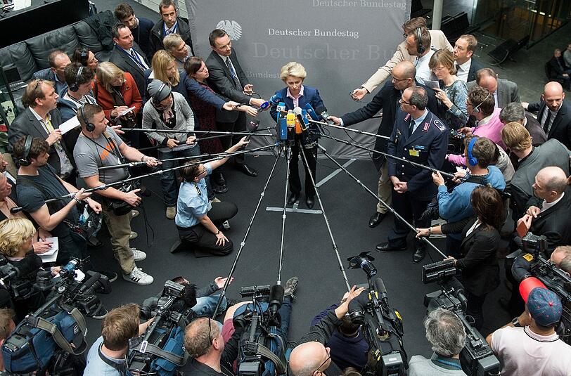 Verteidigungsministerin Ursula von der Leyen gibt nach der Beratung des Verteidigungsausschusses über das Gewehr G36 ein Statement ab.