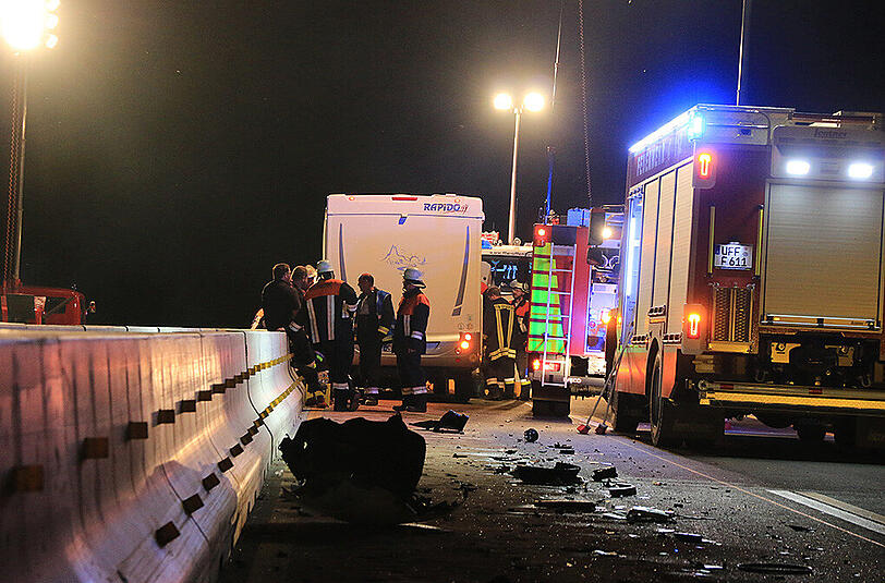 An einer Baustelle auf der A7 gerät ein Wohnmobil in den Gegenverkehr und kollidiert mit einem Opel. Der 21-jährige Fahrer des Kleinwagens ist sofort tot. Die Bilder des schrecklichen Unfalls.