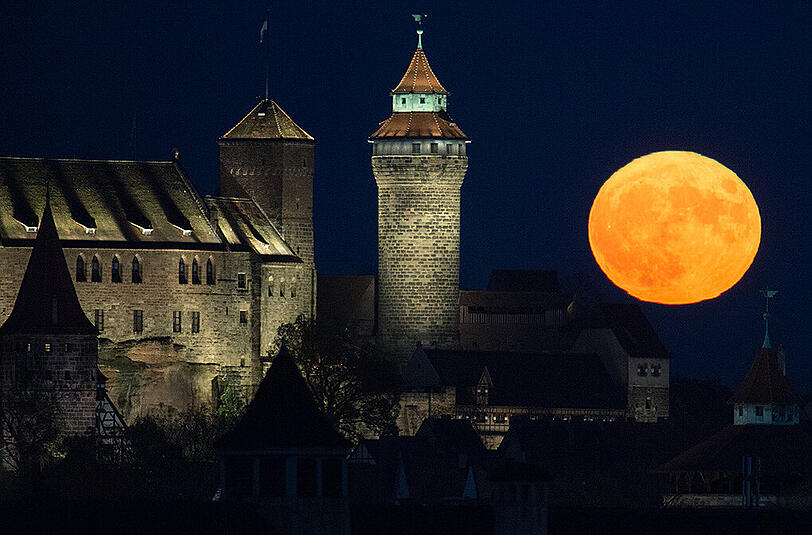Der Supermond neben der Kaiserburg in Nürnberg.