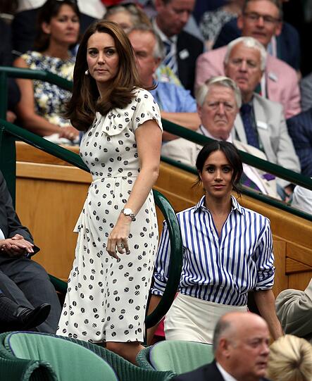 Die britischen Herzoginnen Catherine (l) und Meghan beim Tennisturnier Wimbledon in der Königlichen Loge.