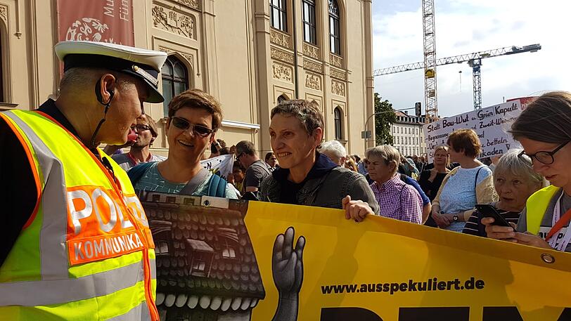 Motto: ausspekuliert! Am Samstag kamen um die 10.000 Menschen zur großen Demo gegen Spekulanten, Mietwahnsinn und für mehr Mieterschutz nach München.