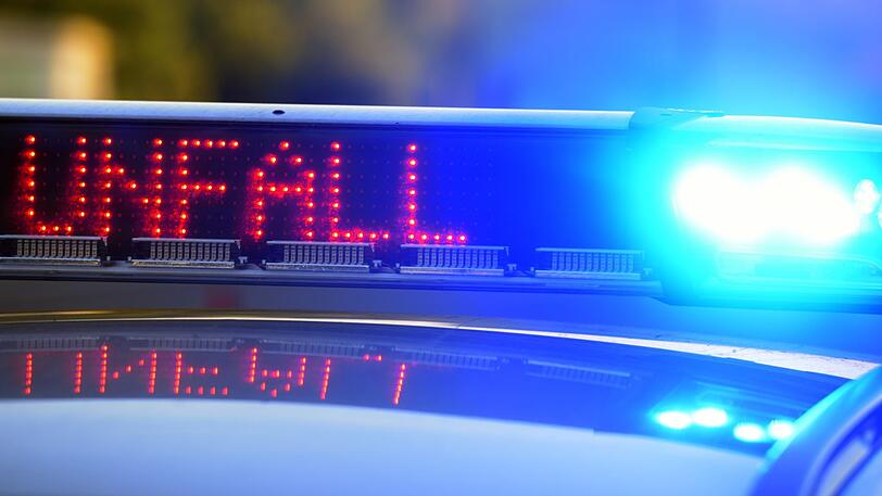 Nach einem Unfall war die B 13 bei Holzkirchen zwei Stunden lang gesperrt (Symbolbild).