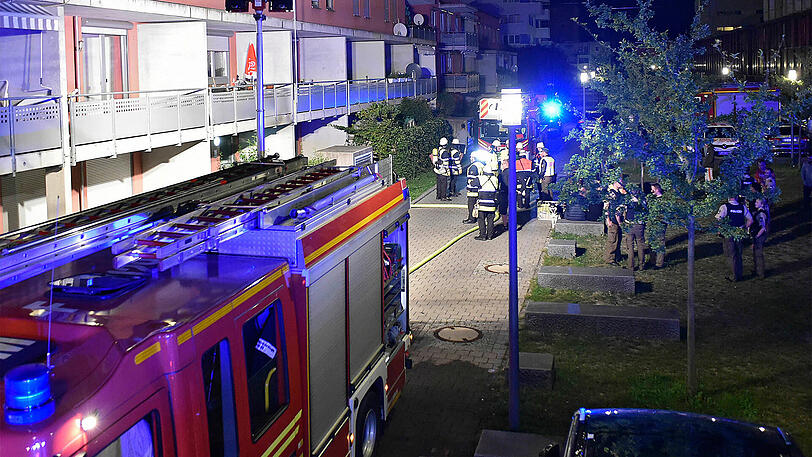 Bei einem Brand einer Terrasse in Milbertshofen griffen die Flammen auf die Wohnung über und machten sie unbewohnbar.