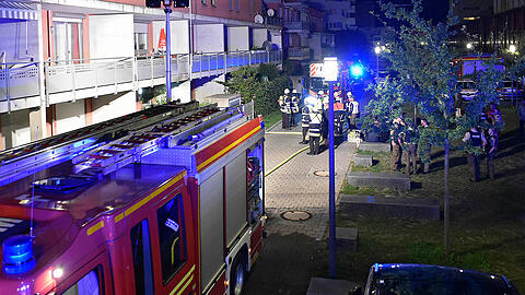 Bei einem Brand einer Terrasse in Milbertshofen griffen die Flammen auf die Wohnung über und machten sie unbewohnbar.