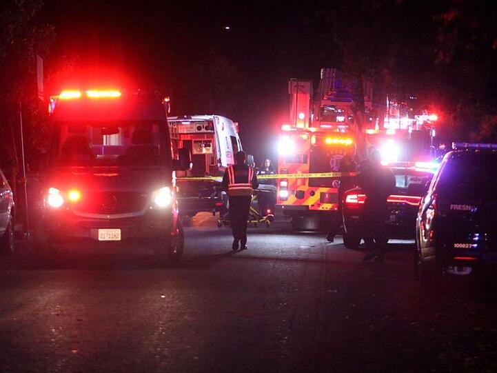 Einsatzfahrzeuge von Polizei und Feuerwehr am Tatort in Fresno.