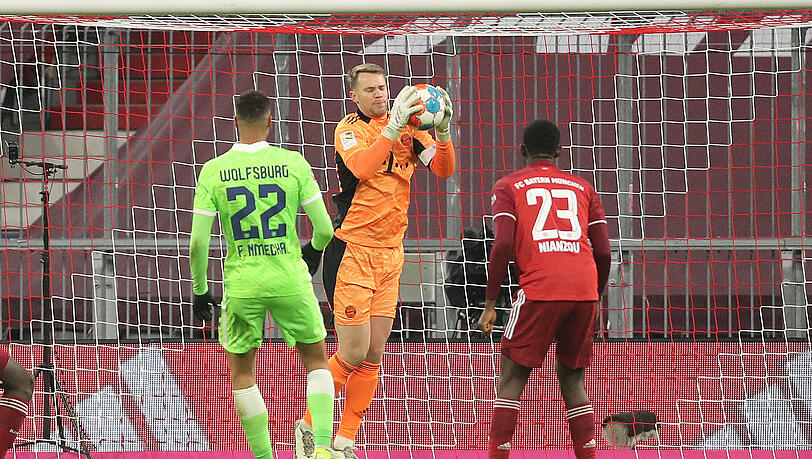 Bayern-Torwart Manuel Neuer (m.) blieb auch gegen Wolfsburg ohne Gegentor.