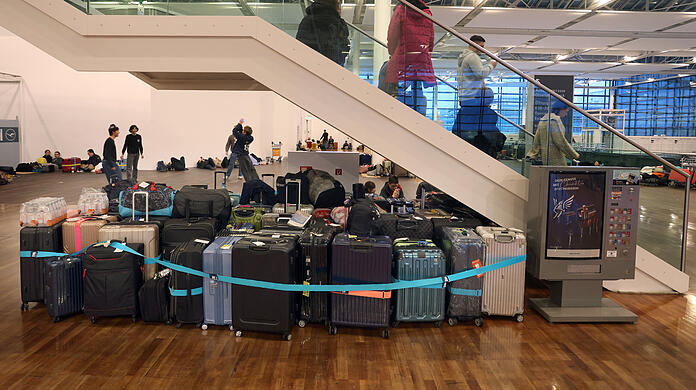 Noch immer warten viele Gepäckstücke am Flughafen in München darauf, ihren Besitzer wiederzufinden.