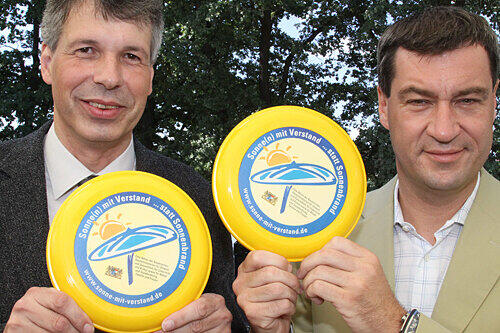 Stellten den Hautkrebs-Bericht vor: Andreas Zapf (l.), Präsident des Landesamtes für Gesundheit und Minister Markus Söder.