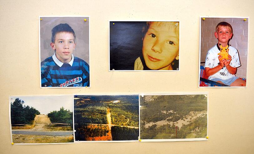 Die Fotos der ermordeten Jungen Stefan J., Dennis R. und Dennis K. sowie deren Fundorte am Freitag bei der Pressekonferenz der SOKO Dennis.