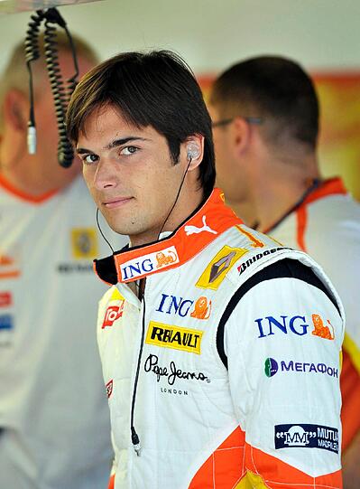 Nelson Piquet Junior ist brasilianischer Rennsportprofi. 2008 stieg er sogar in die Formel 1 auf, wurde aber bereits 2009 von seinem Team Renault entlassen. Seitdem fährt er in der US-amerikanischen Rennserie NASCAR. Er ist der Sohn von ...
