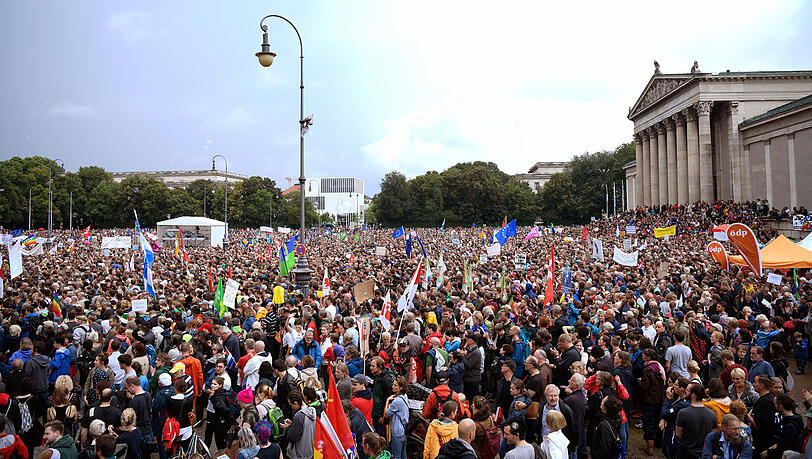 Der Königsplatz bei der Ausgehetzt-Demo im Sommer 2018. Immer wieder sorgen Massenveranstaltungen bei den umliegenden Museen für Ärger. Der Königsplatz bei der Ausgehetzt-Demo im Sommer 2018. Immer wieder sorgen Massenveranstaltungen bei den umliegenden Museen für Ärger.