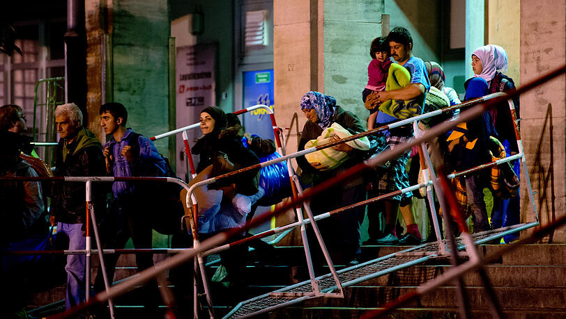 2015 kommen am Münchner Hauptbahnhof viele geflüchtete Familien an. Auch Rama (Foto unten Mitte) musste ihre Heimat Syrien in diesem Jahre verlassen. Ihre Familie ist geflohen, nachdem eine Bombe ihren Bruder verletzt hat. 2015 kommen am Münchner Hauptbahnhof viele geflüchtete Familien an. Auch Rama (Foto unten Mitte) musste ihre Heimat Syrien in diesem Jahre verlassen. Ihre Familie ist geflohen, nachdem eine Bombe ihren Bruder verletzt hat.