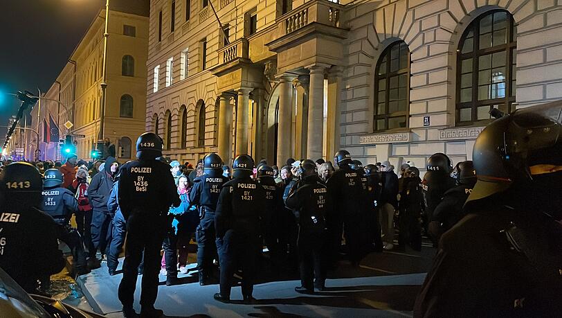 Polizeiriegel auf der Ludwigstraße: Für den Demo-Zug geht es hier nicht weiter. Polizeiriegel auf der Ludwigstraße: Für den Demo-Zug geht es hier nicht weiter.