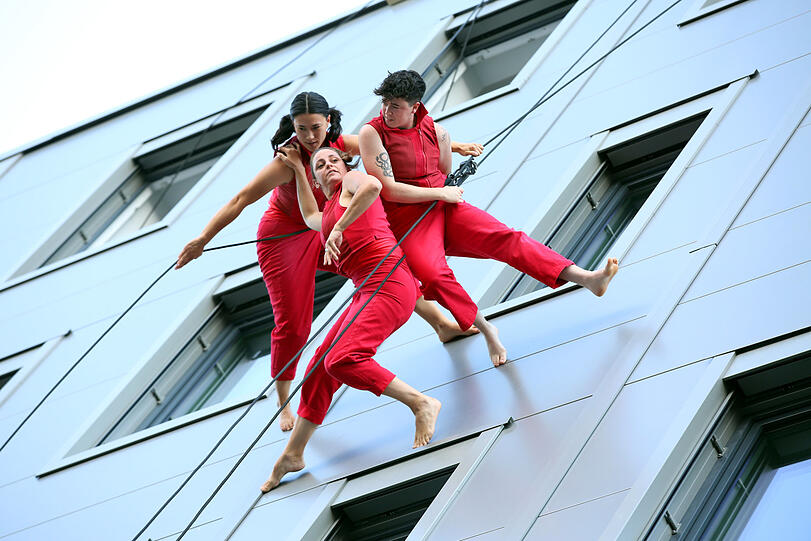 Fassaden-Performance: Bandaloop bei ihrem Tanz in der Senkrechten an der Wand von Haus K. Die Bilder vom Stadtspaziergang zum Durchklicken.