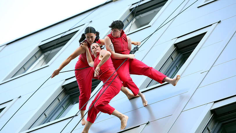 Fassaden-Performance: Bandaloop bei ihrem Tanz in der Senkrechten an der Wand von Haus K. Die Bilder vom Stadtspaziergang zum Durchklicken. Fassaden-Performance: Bandaloop bei ihrem Tanz in der Senkrechten an der Wand von Haus K. Die Bilder vom Stadtspaziergang zum Durchklicken.