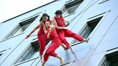 Fassaden-Performance: Bandaloop bei ihrem Tanz in der Senkrechten an der Wand von Haus K. Die Bilder vom Stadtspaziergang zum Durchklicken.