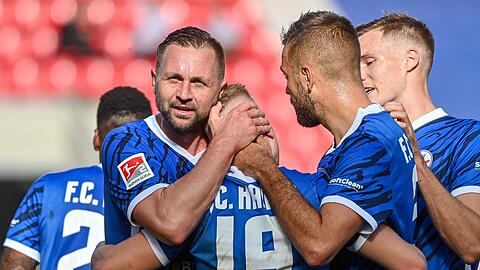 Die Mannschaft von Hansa Rostock jubelt einem weiteren Treffer bei Jahn Regensburg.