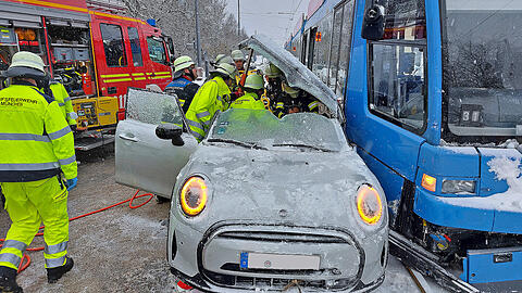 Der Fahrer wurde durch den Unfall in seinem Wagen eingeklemmt.