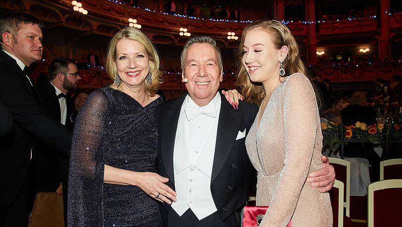 Roland Kaiser an der Seite seiner Ehefrau Silvia und Tochter Annalena. Roland Kaiser an der Seite seiner Ehefrau Silvia und Tochter Annalena.