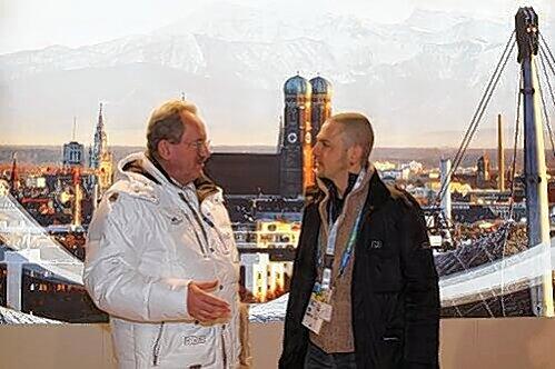 Sie stehen vor einer Werbetapete mit dem Blick auf München: Oberbürgermeister Christian Ude und AZ-Reporter Florian Kinast im Gespräch in Vancouver.